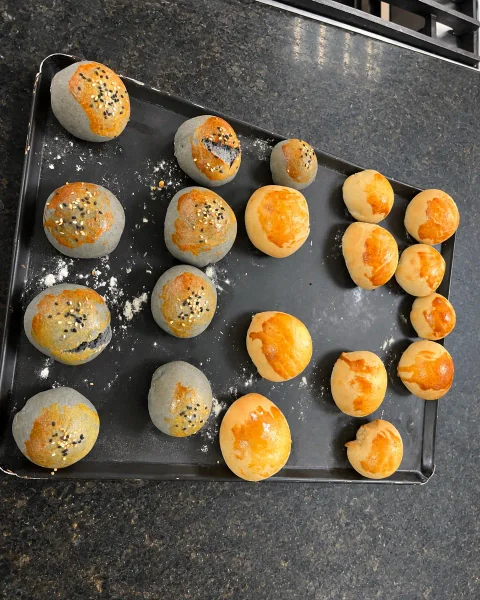 Pães preparados na cozinha da Letícia